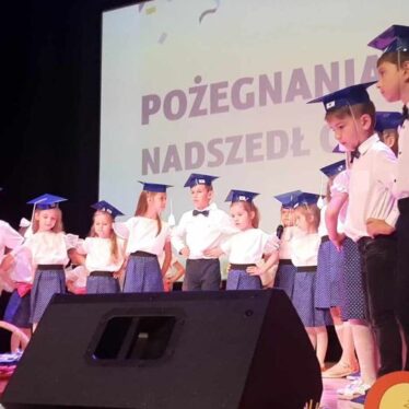 Zbliżenie na występujące dzieci na scenie grybowskiego kina
