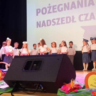 Zbliżenie na występujące dzieci na scenie grybowskiego kina