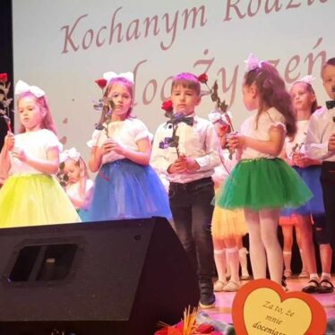 Zbliżenie na występujące dzieci na scenie grybowskiego kina