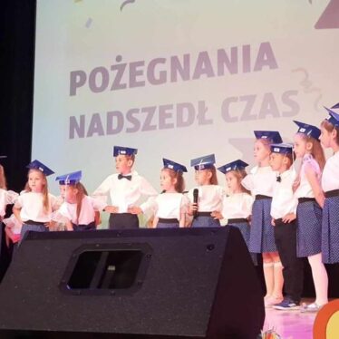 Zbliżenie na występujące dzieci na scenie grybowskiego kina