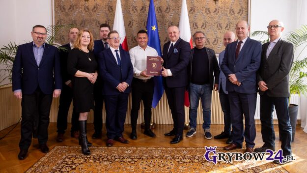 Prezentacja umowy przez uśmiechniętych przedstawicieli Miasta Grybów jako Zamawiającego oraz firmy jako Wykonawcy