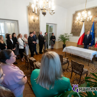 Wicewojewoda, burmistrz oraz przedstawiciele urzędu - na sali ślubów
