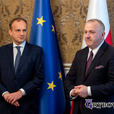 Wicewojewoda i burmistrz na tle flag - Polski i Unii Europejskiej