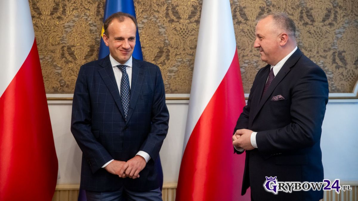 Wicewojewoda i burmistrz na tle flag - Polski i Unii Europejskiej