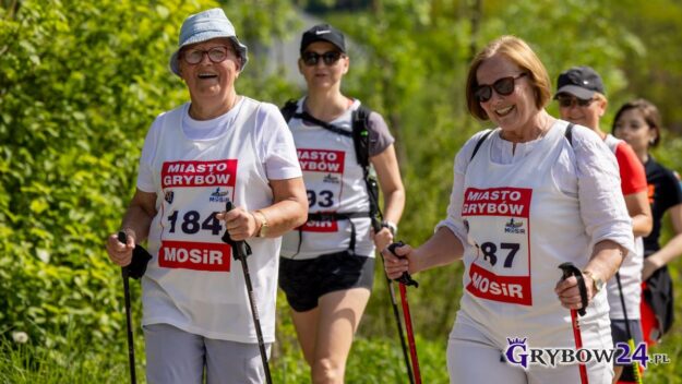 Grybowski Bieg Majowy - seniorki podczas marszu Nordic Walking