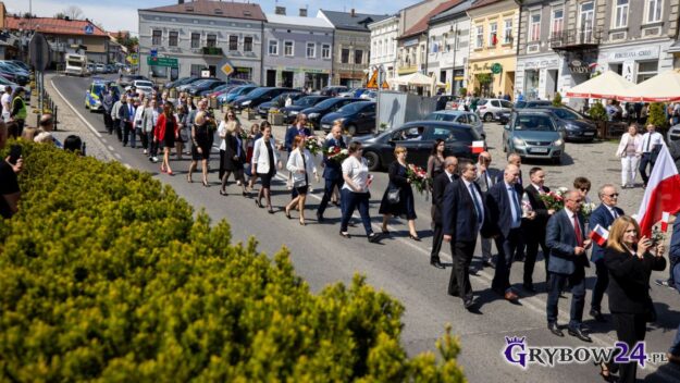 Pochód trzeciomajowy podczas przemarszu przez grybowski rynek