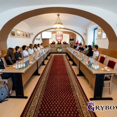 Widok na salę konferencyjną podczas obrad Młodzieżowej Rady Miasta