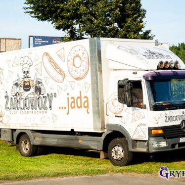 Jeden z foodtrucków z napisem ŻARCIOWOZY ...jadą