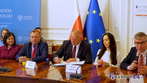 Burmistrz podpisuje umowę na dofinansowanie projektu „Małopolskie Centra Usług Społecznych”