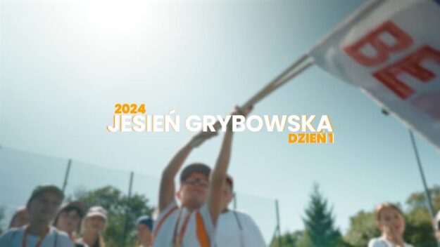 W tle sylwetka chłopca machającego flagą. Na pierwszym planie napis 2024 JESIEŃ GRYBOWSKA DZIEŃ 1