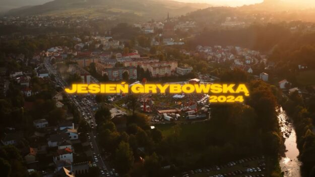 W tle widok na Grybów. Na pierwszym planie napis JESIEŃ GRYBOWSKĄ 2024