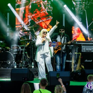 Zespół 2 plus 1 na scenie