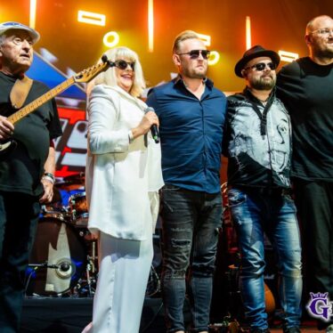 Zespół 2 plus 1 na scenie dziękuje publiczności