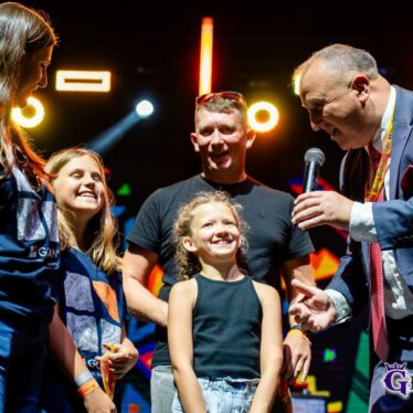 Sponsorzy Jesieni Grybowskiej 2024 przygotowują się do złożenia podziękowań zespołowi