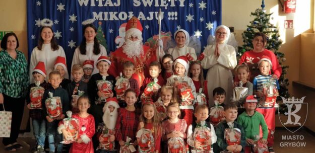 Grupa Słoneczek ze Świętym Mikołajem i prezentami