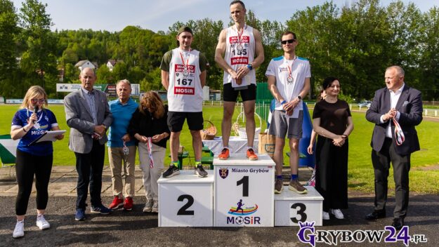 Najlepsi zawodnicy na podium - zwycięzcy Grybowskiego Biegu Majowego w otoczeniu przedstawicieli grybowskiego samorządu