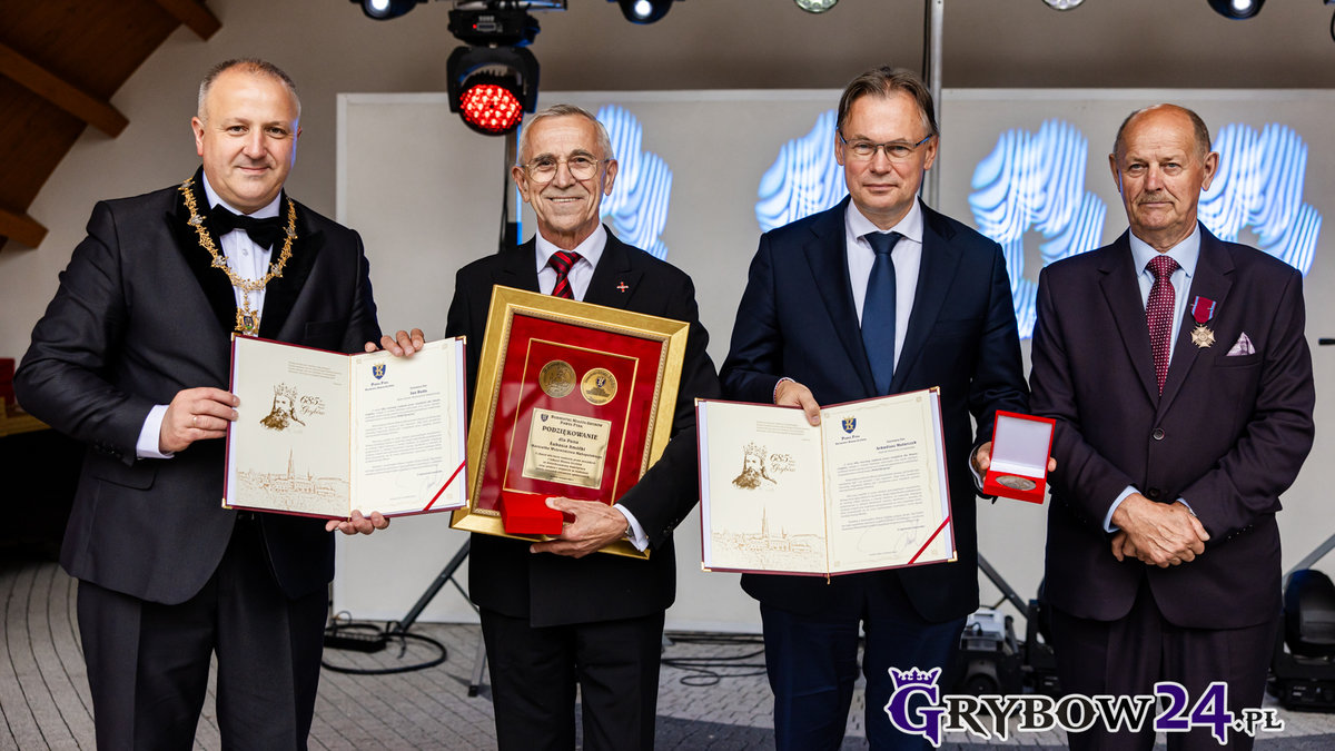 Zaproszeni goście prezentują otrzymane podziękowania, które otrzymali od Burmistrza Miasta Grybów
