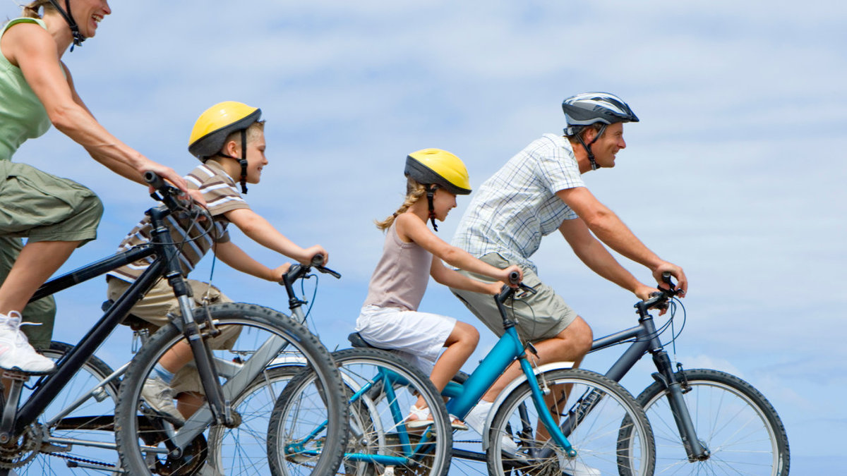 Rodzina na wycieczce rowerowej