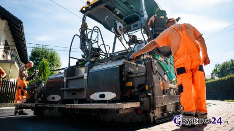Wymiana nawierzchni asfaltowej na ul. Leszczynowej - maszyna podczas pracy