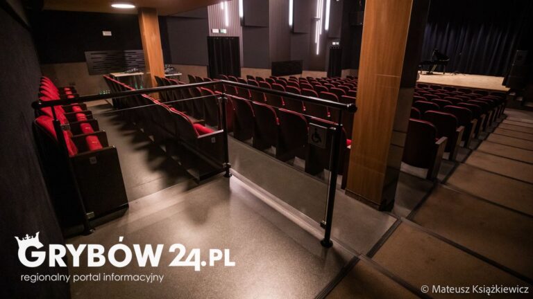 Widok na pustą salę widowiskową Kina "Biała" w Grybowie