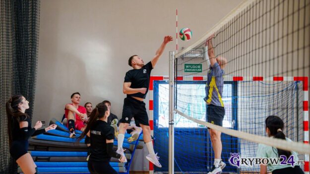 Akcja pod siatką - chłopak w wyskoku do ścięcia piłki, z drugiej strony wyskok do bloku