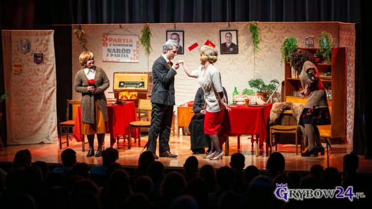 Grupa aktorów na scenie podczas spektaklu