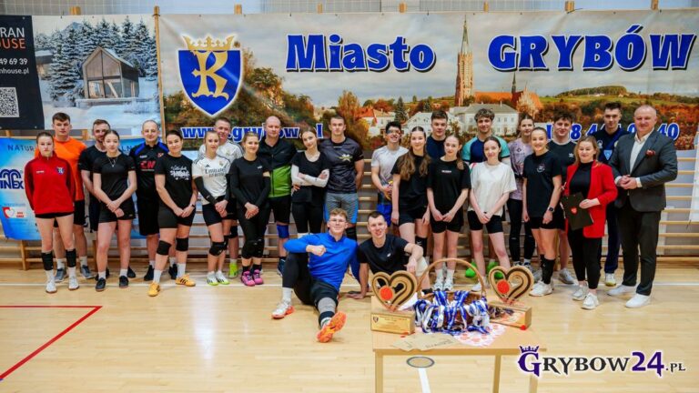 Grupowe zdjęcie wszystkich uczestników turnieju wraz z organizatorami