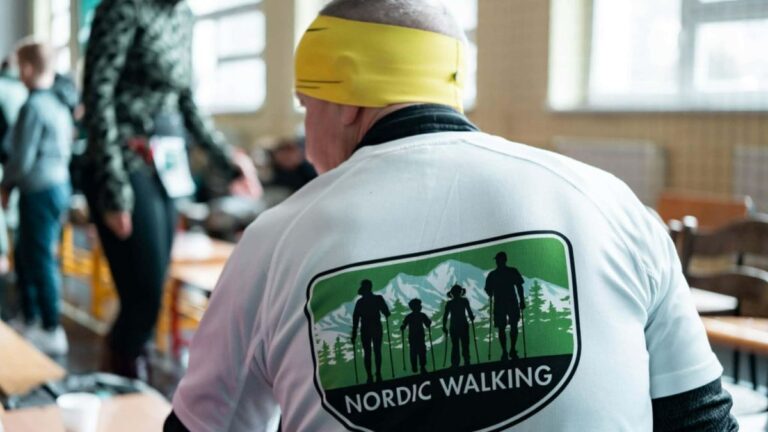Widok na plecy zawodnika z koszulką Nordic Walking