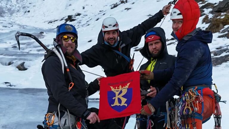 Prezentacja herbu Miasta Grybów przez czterech alpinistów (wykadrowane)