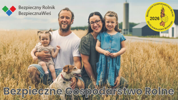 Uśmiechnięta rodzina rolników z dziećmi na polu zboża