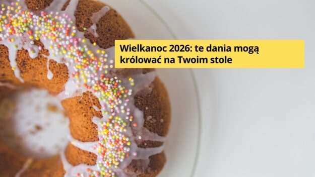 Fragment świątecznej babki wielkanocnej posypanej lukrem