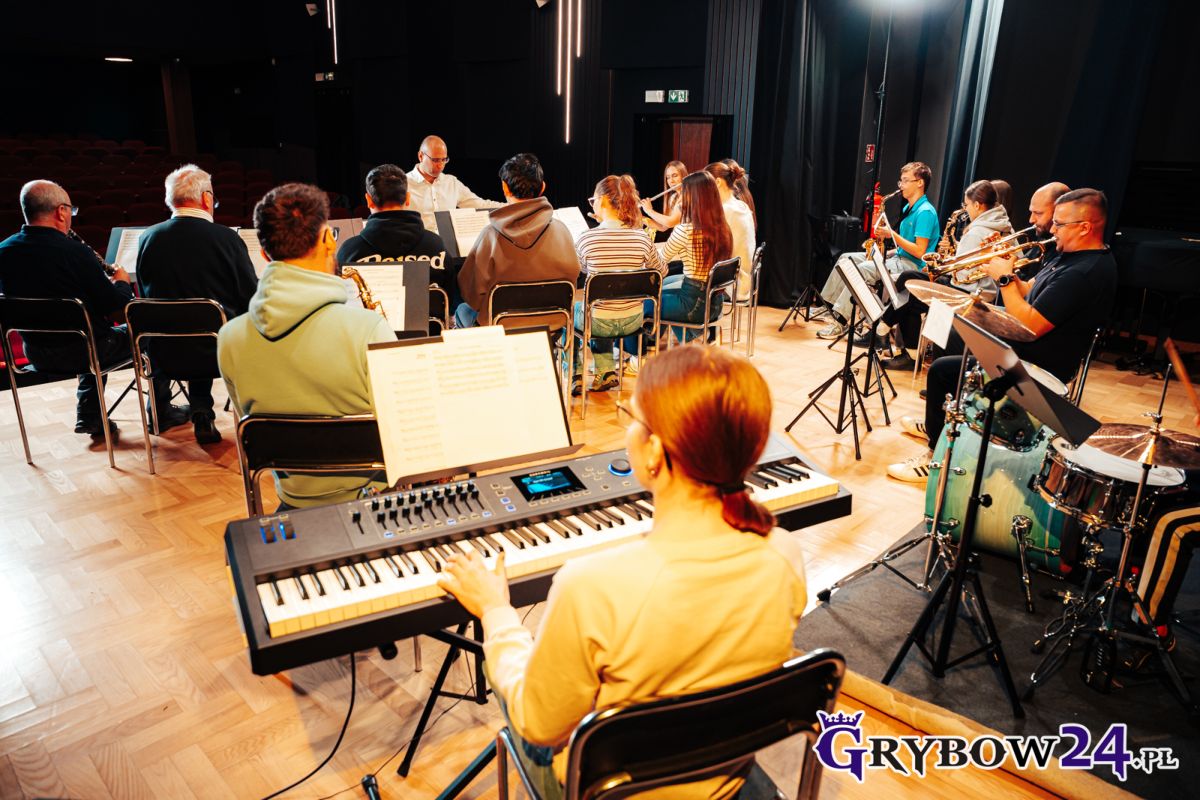 Widok od tyłu na grającą orkiestrę