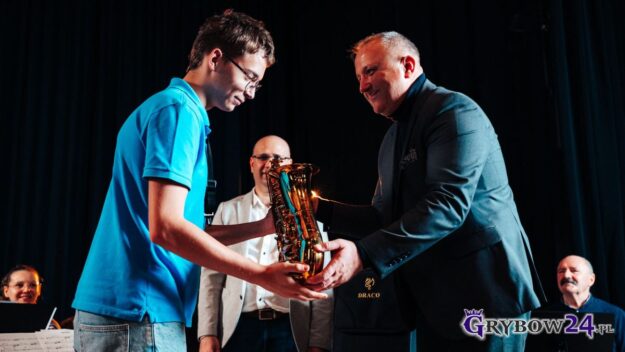 Przekazanie saksofonu przez burmistrza jednemu z członków orkiestry