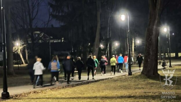 Grupa kobiet podczas wspólnego marszu Nordic Walking - przez grybowski park
