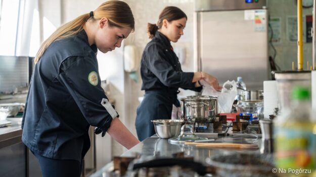 Inne uczestniczki konkursu podczas gotowania
