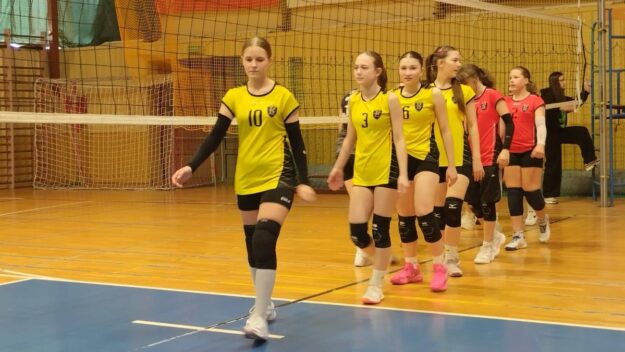 Zespół MOSiR Grybów pod siatką przed przywitaniem się z zespołem przeciwniczek