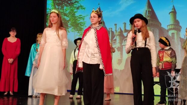 Aktorzy Grupy Teatralnej „Pinokio” podczas spektaklu „Kopciuszek inaczej”