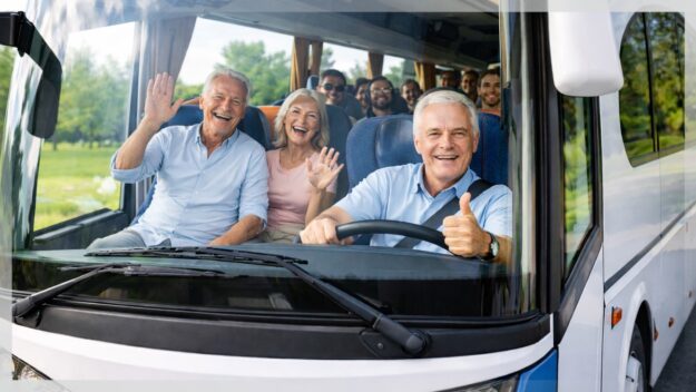 Radosna podróż w nowoczesnym autobusie