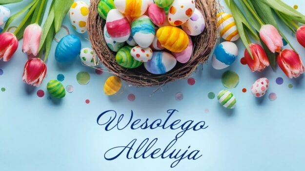 Kosz pełen kolorowych pisanek oraz tulipanów. Poniżej napis Wesołego Alleluja