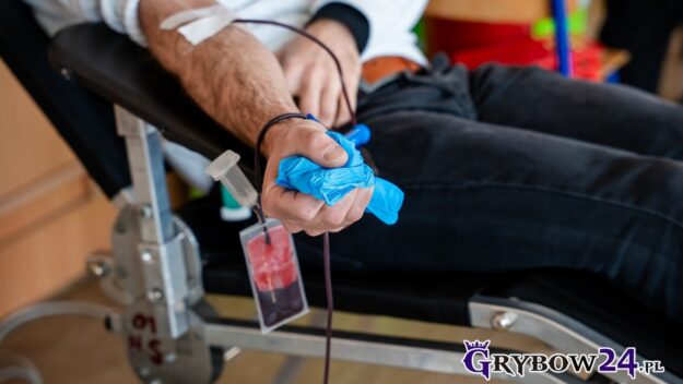 Zbliżenie na rękę, z której jest pobierana krew