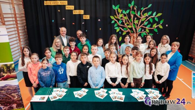 Grupa uczniów z SP2 wraz z nauczycielami i organizatorami - wspólne zdjęcie