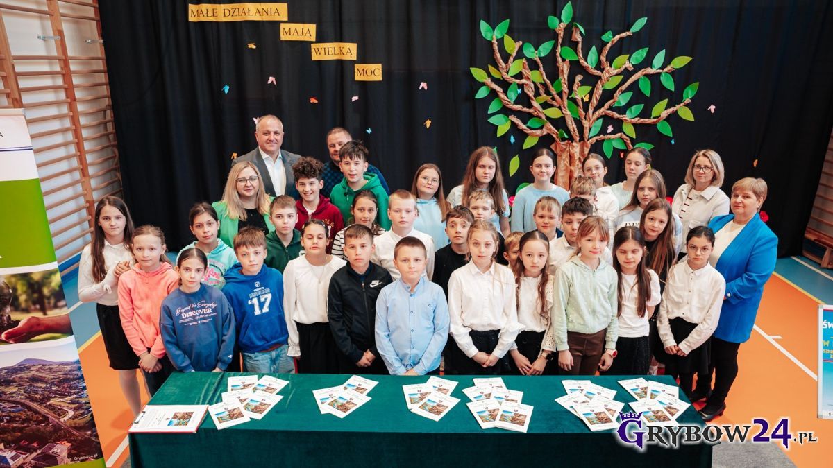 Grupa uczniów z SP2 wraz z nauczycielami i organizatorami - wspólne zdjęcie