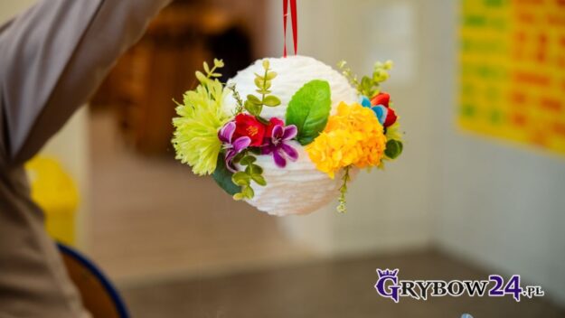 Zbliżenie na gotową kulę kwiatową