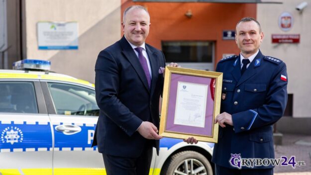 Burmistrz Miasta Grybów przekazuje nowemu Komendantowi Policji w Grybowie okolicznościowy list