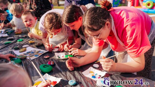 Wspólne malowanie farbkami kamieni