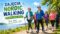 Uśmiechnięta grupa seniorów uprawiająca Nordic Walking