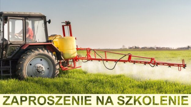 Traktor jadący po polu wykonuje oprysk roślin środkami chemicznymi