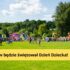 Płyta boiska w Grybowie z dmuchańcami - pełna dzieci - podczas obchodów Dnia Dziecka 2025