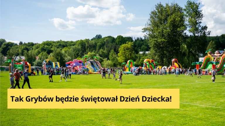 Dzień Dziecka 2025 w Grybowie Płyta boiska w Grybowie z dmuchańcami - pełna dzieci - podczas obchodów Dnia Dziecka 2025