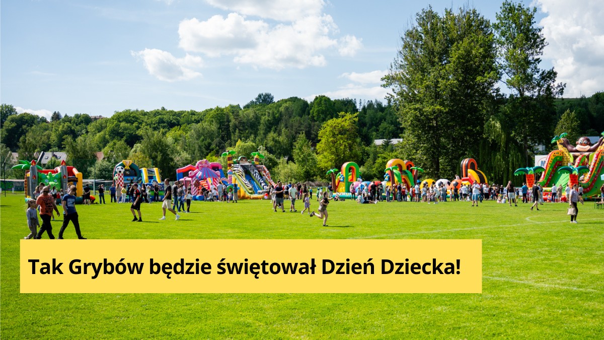 Płyta boiska w Grybowie z dmuchańcami - pełna dzieci - podczas obchodów Dnia Dziecka 2025